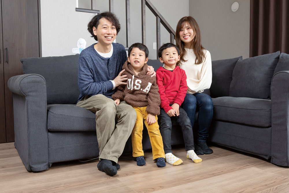 「SE構法」や「木造軸組+耐震ダンパー」の組み合わせて優れた耐震性と開放感を実現しました。プロネットでは「家は家族を守るもの」という確固たるポリシーのもと、構造・躯体の強さを重視し、これらの工法を採用しています。