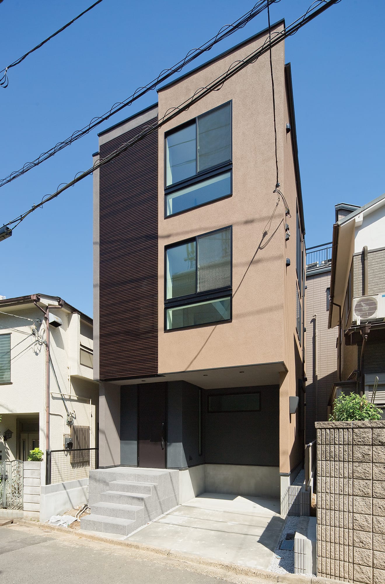 建築事例.1　吹き抜けから光降り注ぐ3階建ての家