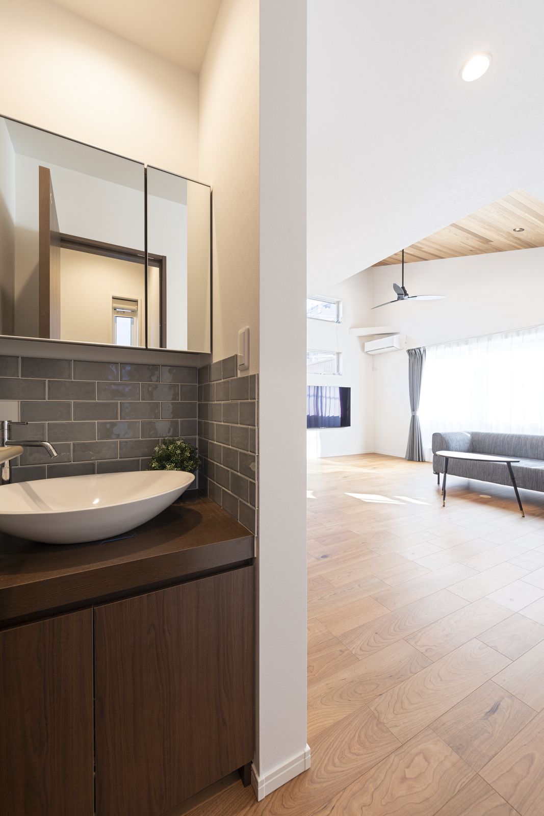 LDKの一角にミニ洗面コーナーを設置。トイレの目隠しになるだけでなく、忙しい朝に洗面台を取り合うこともなく大活躍しているそうです。