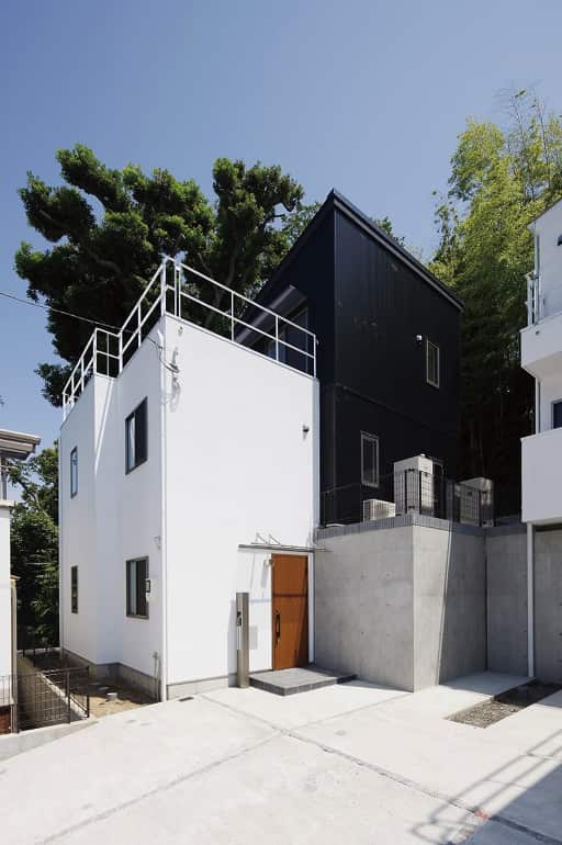 建築事例.1　傾斜地を活用したルーフバルコニーのある家